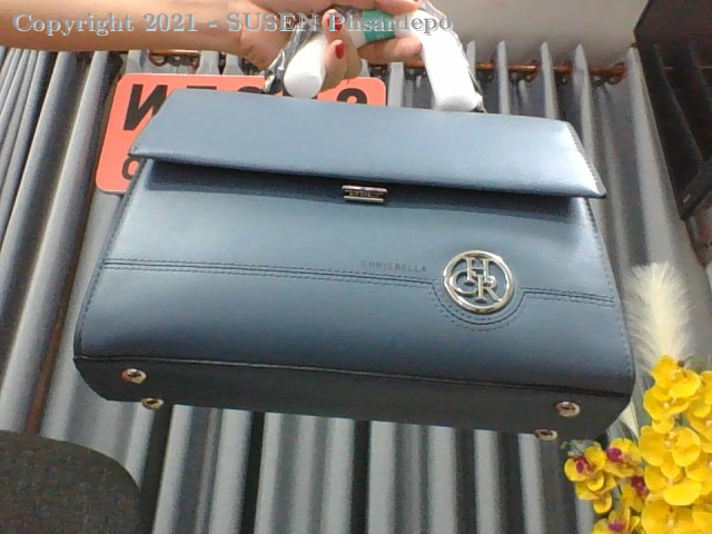 0116 wallet Logo CHR 1hand